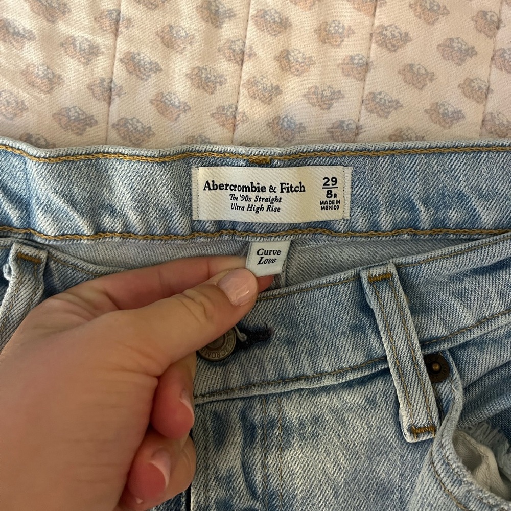 Abercrombie & Fitch: Curve Love - The 90’s Straight Ultra High Rise Jean